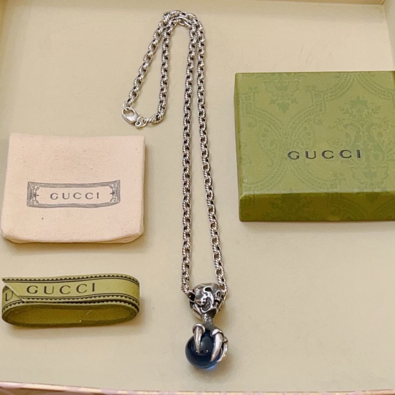 G*u*i necklaces